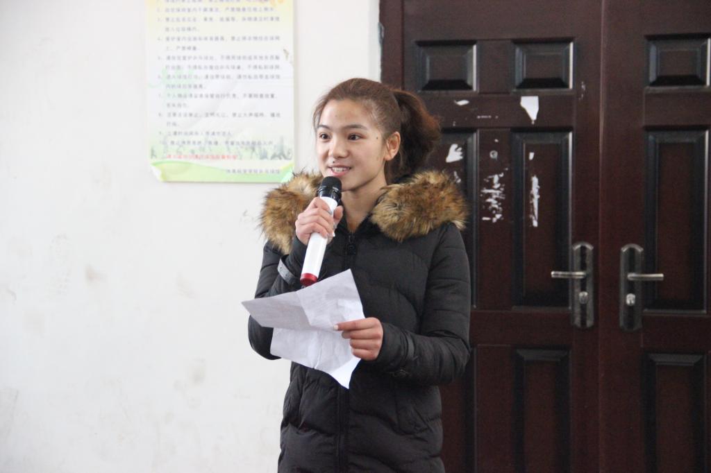 图为应届毕业生代表奉归发言