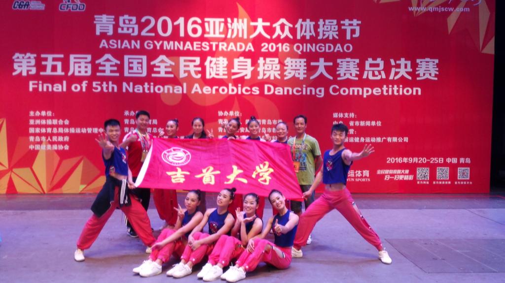 队员与教练合影