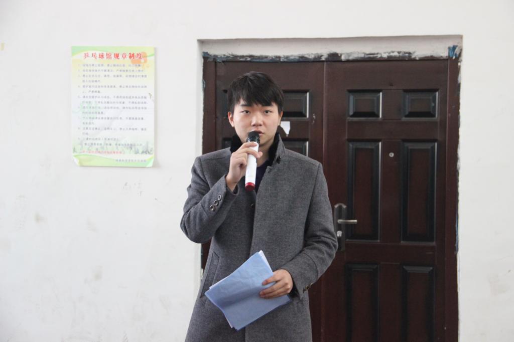 图为用人单位代表李泽西讲话