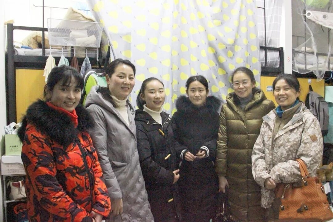 老师与同学们合影留念