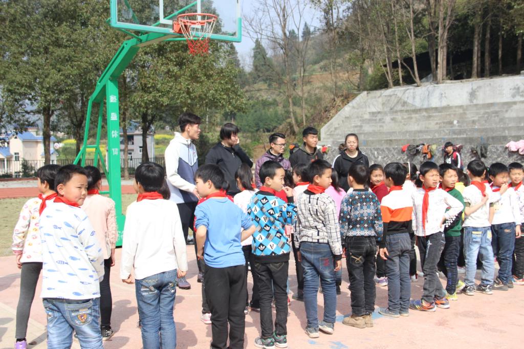 图七 公司团总支、员工会成员进行志愿服务(王澳伦摄)