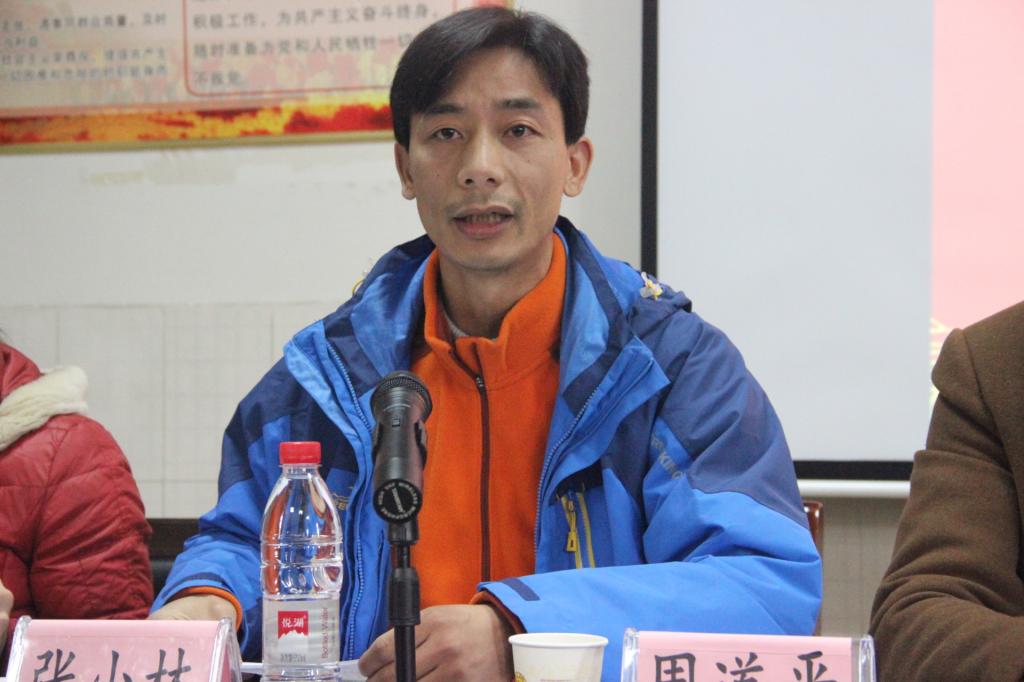 图四 张小林副经理做近期工作安排(杨慧君摄)