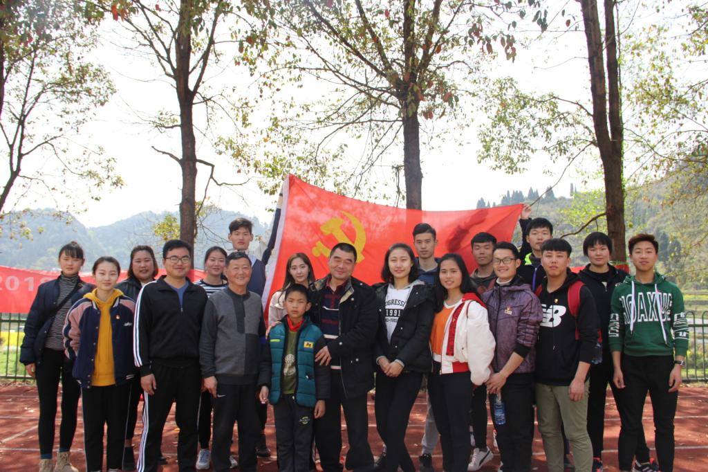 图七 公司党支部合影(李久阳摄)