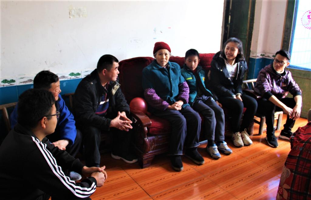 图八 公司领导老师和员工慰问贫困家庭(李久阳摄)