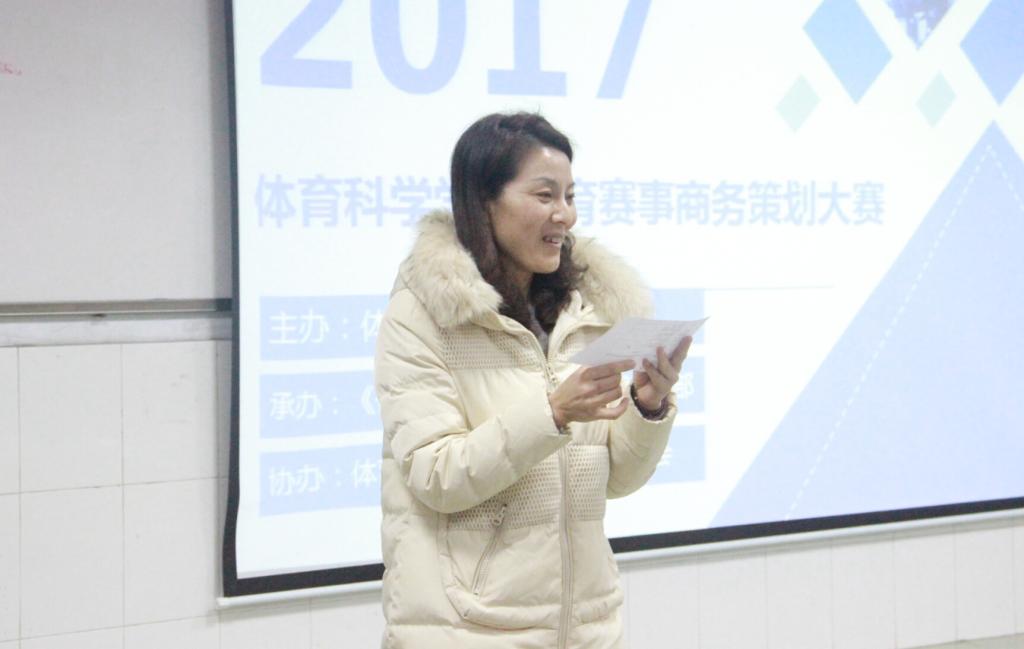 图四 吴湘军副经理宣布比赛结果(李久阳摄)