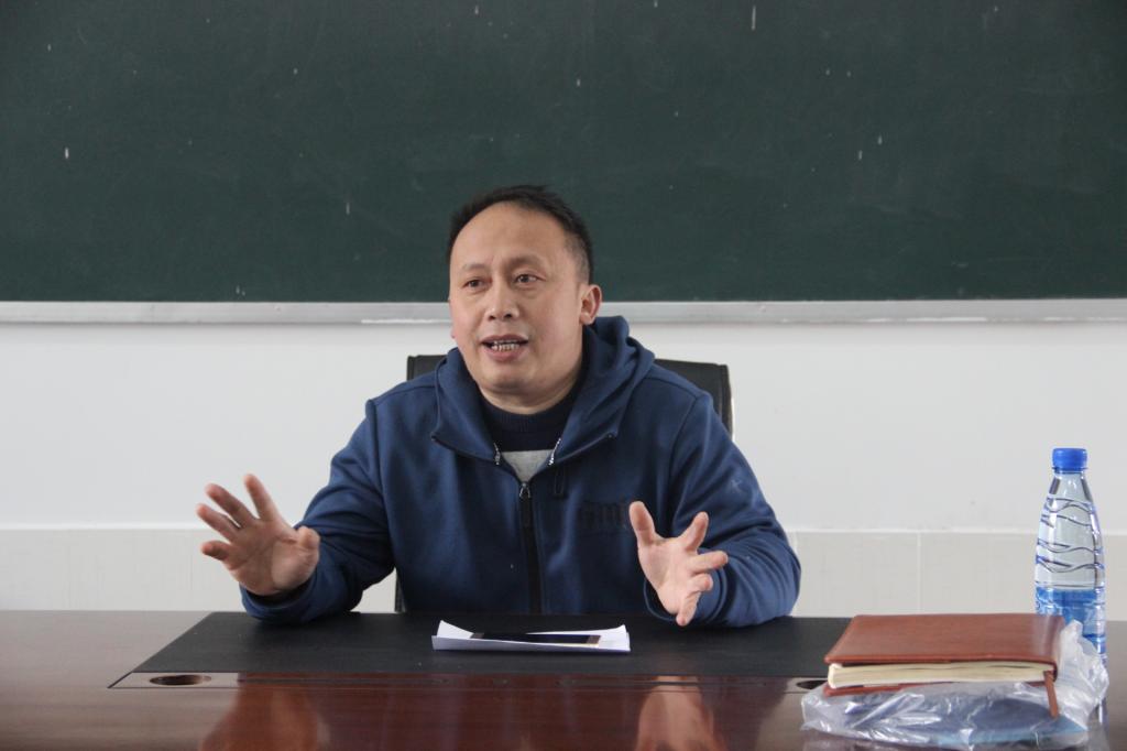 图二 双塘小学董事长陈江平讲话(李久阳摄)