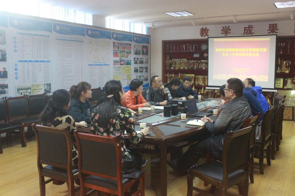 图一 与会双方正在进行交流学习(唐洪谊摄)