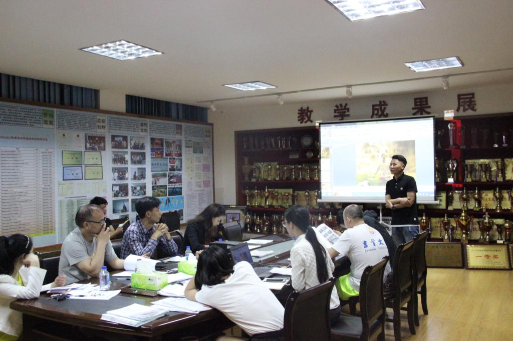 图二 参赛选手现场讲演(王澳伦摄)