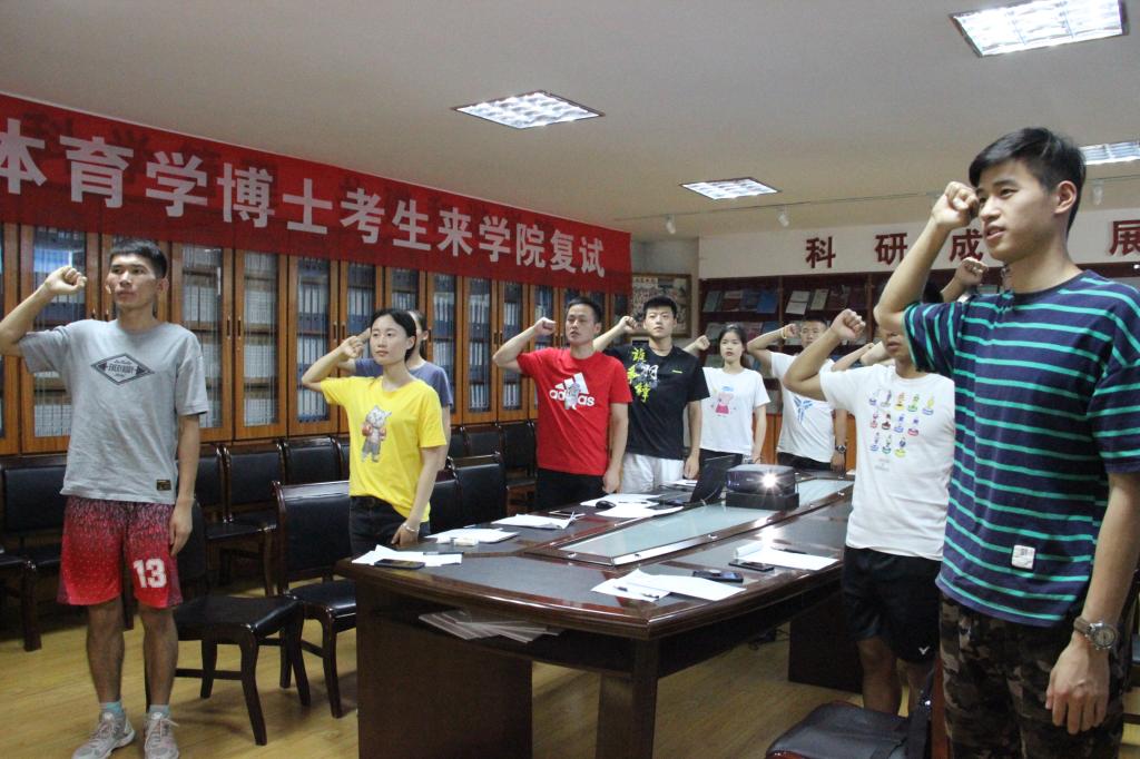 图二 新党员进行宣誓,老党员重温誓词(刘杨乐摄)