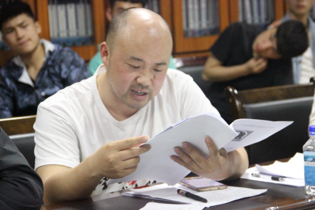 图四 辅导员彭友老师对本次比赛进行点评(王澳伦摄)