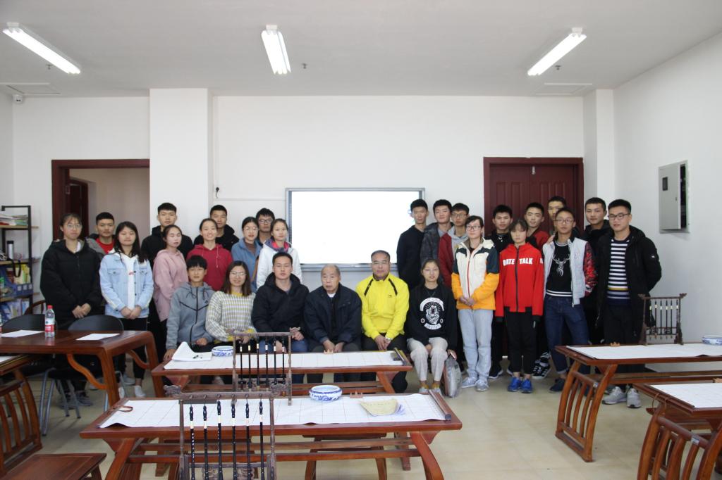 图四 参赛选手与嘉宾合影留恋(于丽萍摄)