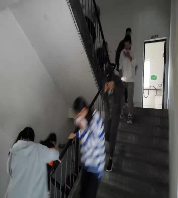 图3 同学们进行疏散演练