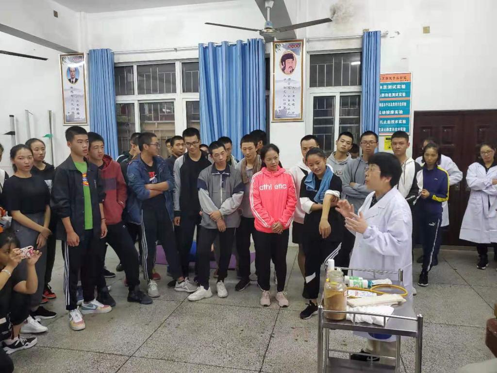 图6 陈景老师给同学讲解运动损伤的急救处理方法